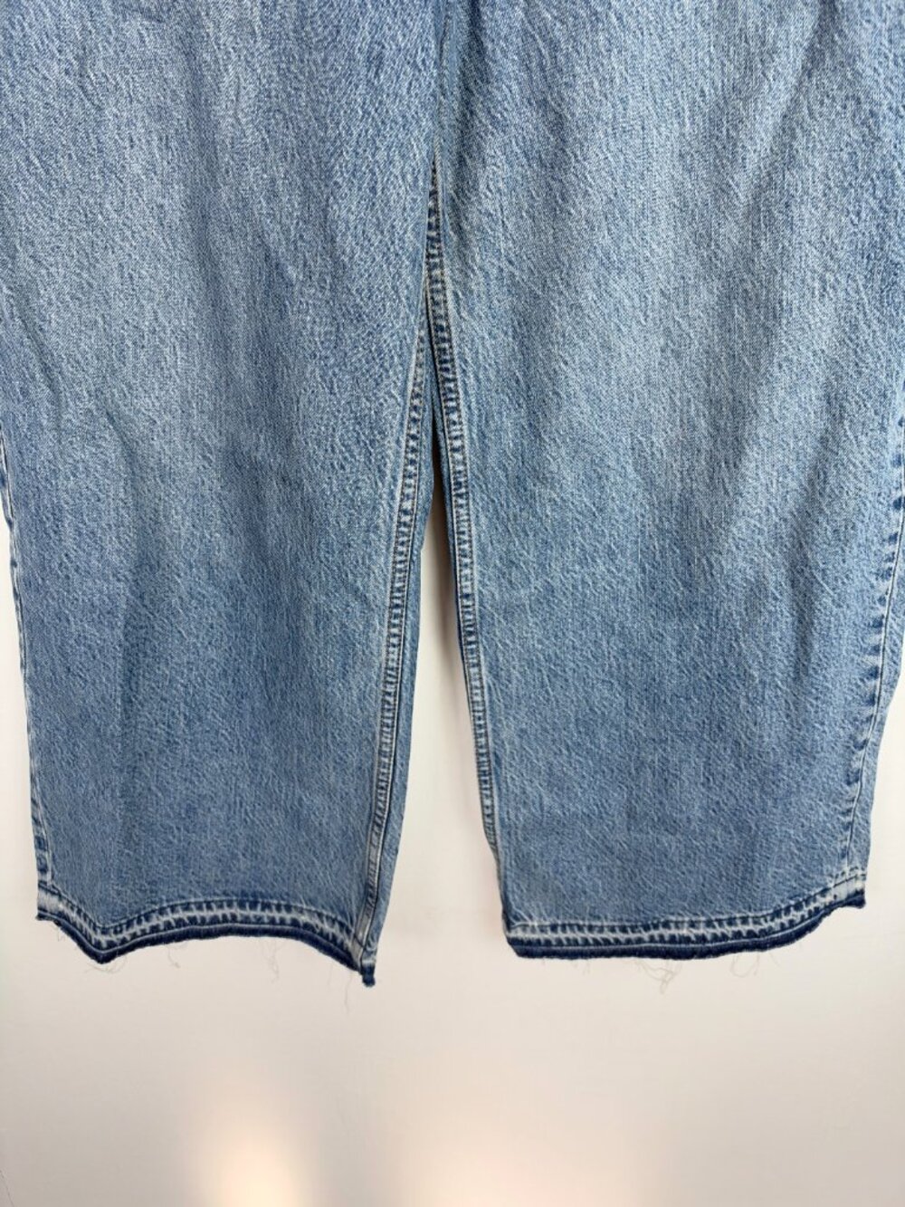 Abercrombie & Fitch Curve Love High Rise Wide Leg Jeans RawHem Size 26 SHORT EUC - Picture 3 of 9